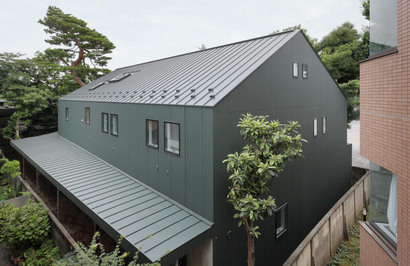 Near Mejiro Station – Terrace house with a lot of greenery – Good Design Award